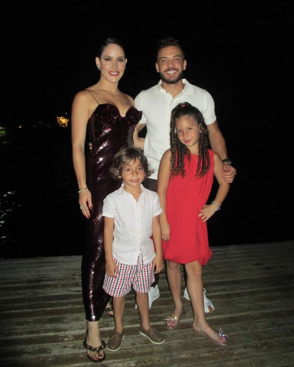 FcThyane's tweet photo. Família 🌲❤️ @thyaneDantas_ @WesleySafadao https://t.co/OFItHAvISv