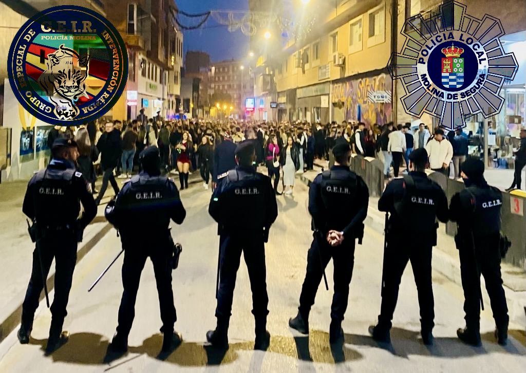 MolinaPolicia's tweet photo. Cerca del ciudadano. 
#GEIR 🎅🏼🚔👮🏻🎄 https://t.co/L2pHoFnqFY
