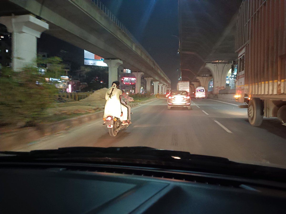 smmurthys's tweet photo. @blrcitytraffic 
Yesterday evening at electric City, it's very scary 😳 https://t.co/nSxnTAj7Lk