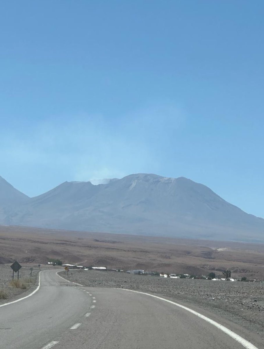 AuguMossil's tweet photo. @ckelarvolcanes @verolivero @udeconcepcion Así se veía ayer el lascar  a las 11:30 hrs https://t.co/L3r2gMsoCx
