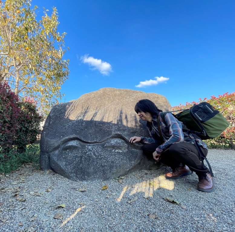 sheepcontroller's tweet photo. メリークリスマス～！
Sheep Controllerは一昨日でバンド納めでした♪
相変わらず繁忙で心身疲れてるので、大好きな石造物に癒されにインコを背負って飛鳥にGO! 
飛鳥のアイドル？亀石くん、癒される～♪ 
この飛び出した目はカエルにしか見えませんが(笑)🐸
来年もよろしく！
https://t.co/TYtaQDq58D https://t.co/wiJzQWA1yX