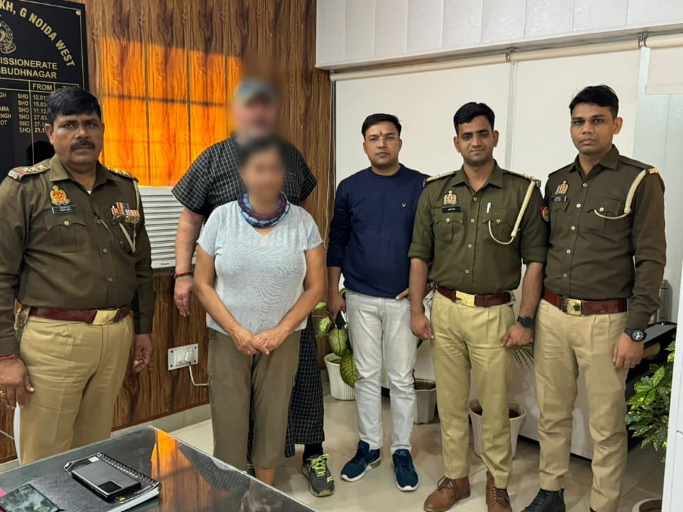 noidapolice's tweet photo. जर्मनी निवासी दंपति के ऑटो में छूटे बैग (जिसमें जर्मन मुद्रा, मोबाइल, लैपटॉप, अन्य गैजेट्स) की सूचना मिलने पर त्वरित कार्रवाई करते हुए थाना बिसरख पुलिस द्वारा मात्र 01 घंटे में तलाश कर किया दंपति के सुपुर्द। 
बैग व कीमती सामान पाकर दंपति ने पुलिस का आभार व्यक्त किया। 
#UPPCares https://t.co/pxuGnt5Jvk