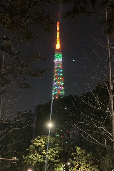 巨大なクリスマスツリー https://t.co/Pjuljo2pjR