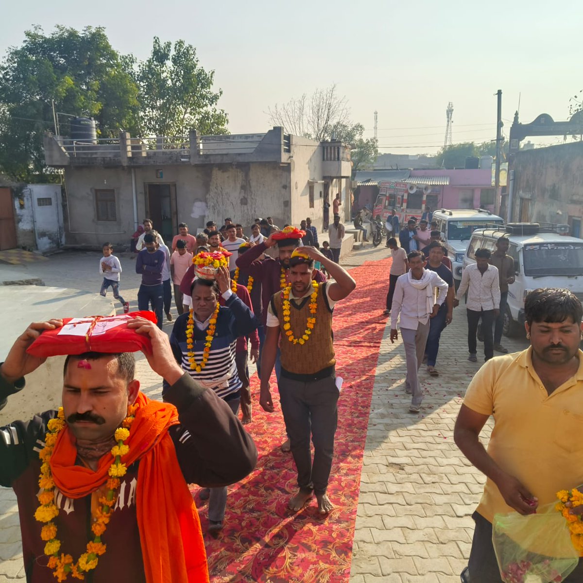 अयोध्या से आए पूजित अक्षत कलश व पीले चावल को दातङा में शोभा यात्रा निकालकर स्वागत करके हर मंडल पर कलश व पीले चावल भेजे गए।
जय जय श्री राम 🙏🚩🚩