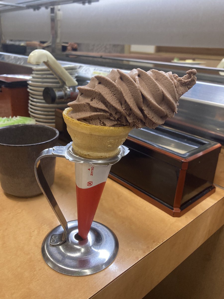 sagaroyal's tweet photo. デザートにチョコアイス頼んだら
ウンチョコチョコピーな状態で現れた https://t.co/wdRTRXscyJ