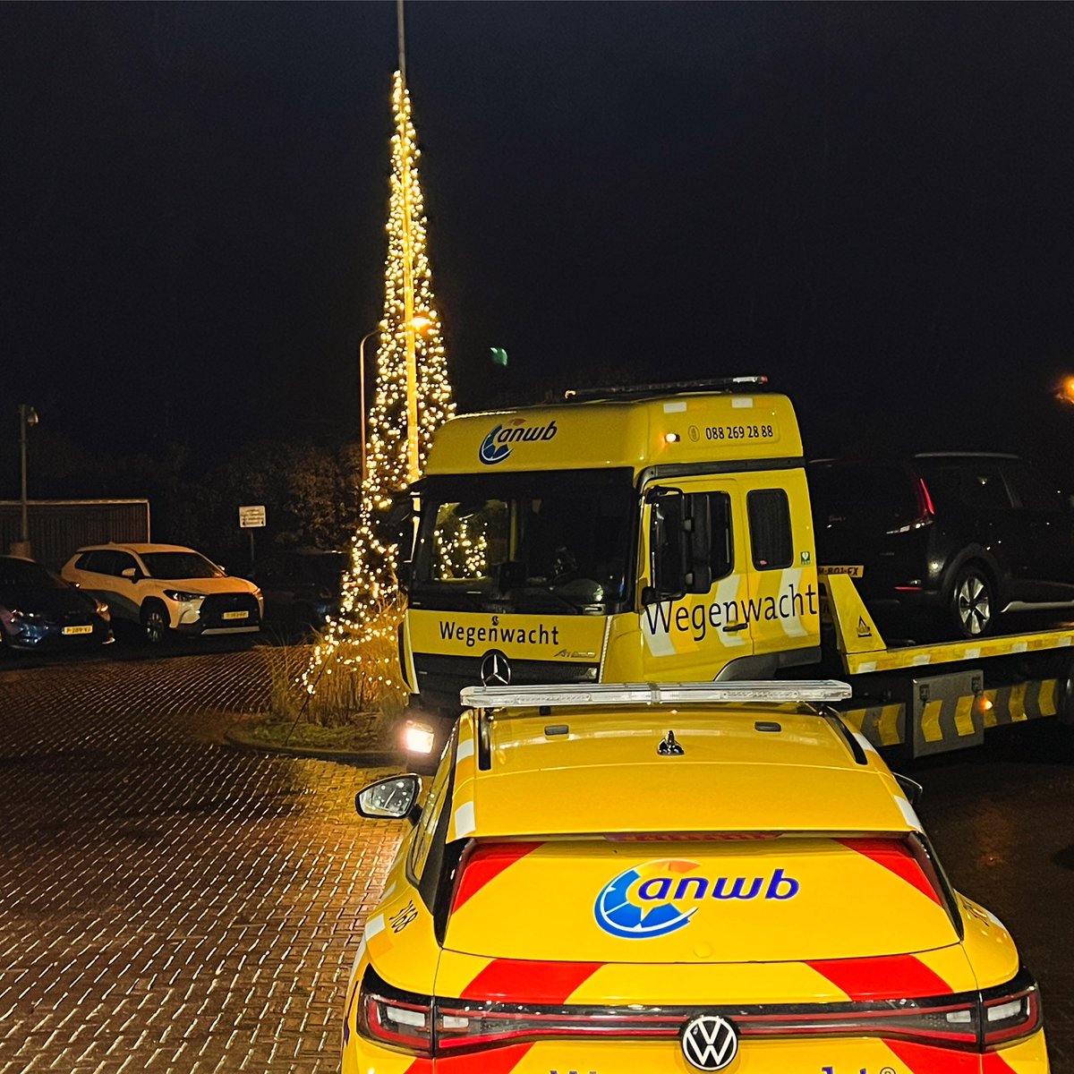 Fijne feestdagen allemaal! #ANWB #wegenwacht collega’s als jullie aan het werk zijn, fijne dienst! Ik weet zeker dat jullie weer feestdagen gaan redden! Maar geniet ook even op jouw eigen manier van deze bijzondere dagen.        🌲💛💫⭐️