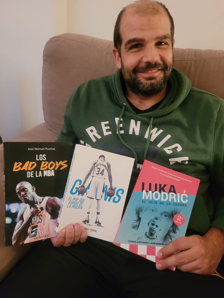 🎄Si en esta mañana navideña te has acordado de ese regalo que te queda pendiente por hacer y te gusta la literatura deportiva, aquí tienes 3️⃣ opciones de grandes historias con las que te puedo ayudar😜

✒️¡Escríbeme si necesitas ayuda o quieres alguno firmado!