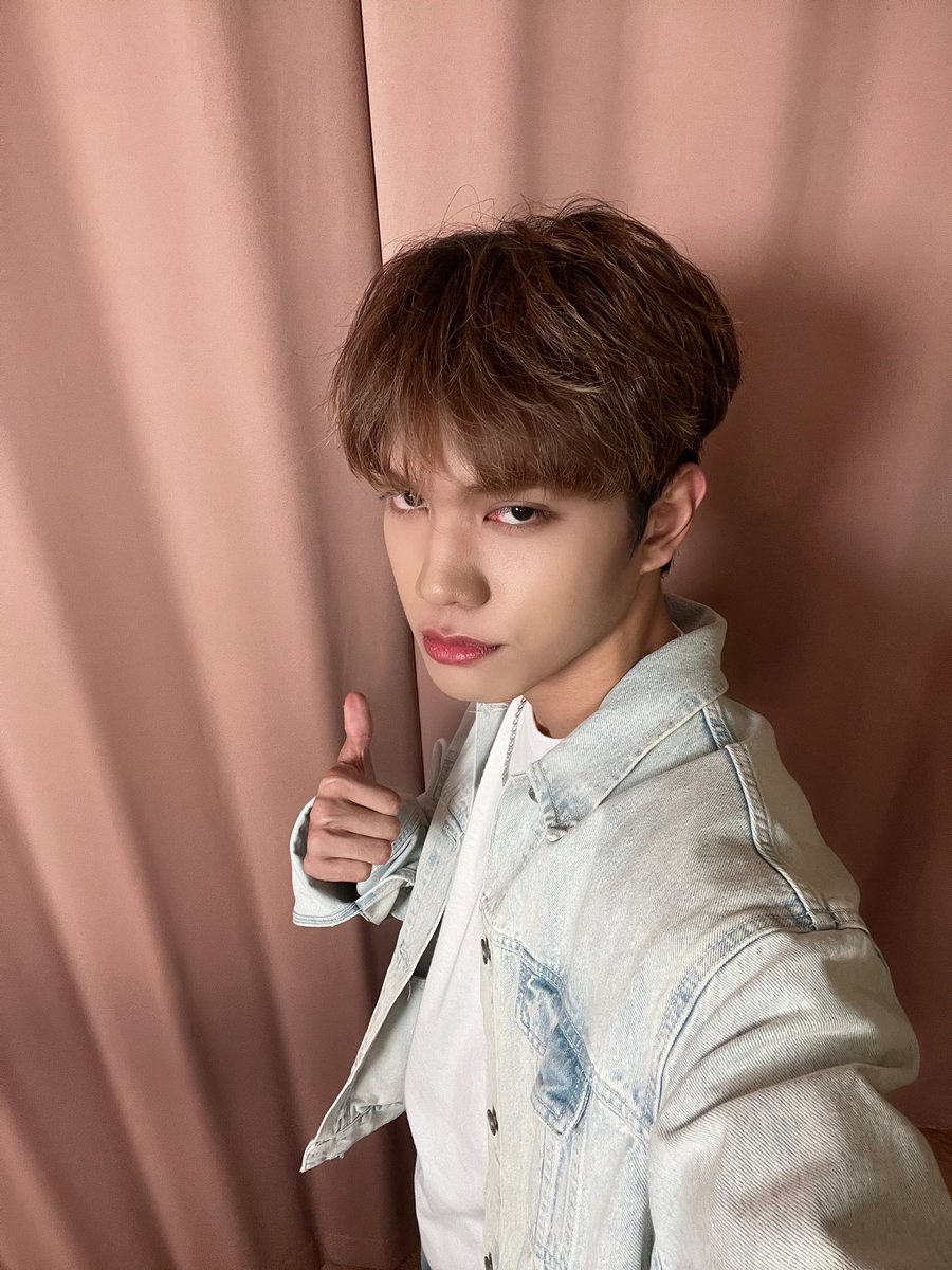 official_newID's tweet photo. [#JOM]
I wish each and every one of you a very Merry Christmas and a Happy Holiday Season! I also want to thank you for all your support and encouragement throughout the year!!!🎄🫶🏻🎉

#New_ID #뉴이드 #JOM #좀 https://t.co/InsbBeVrpF