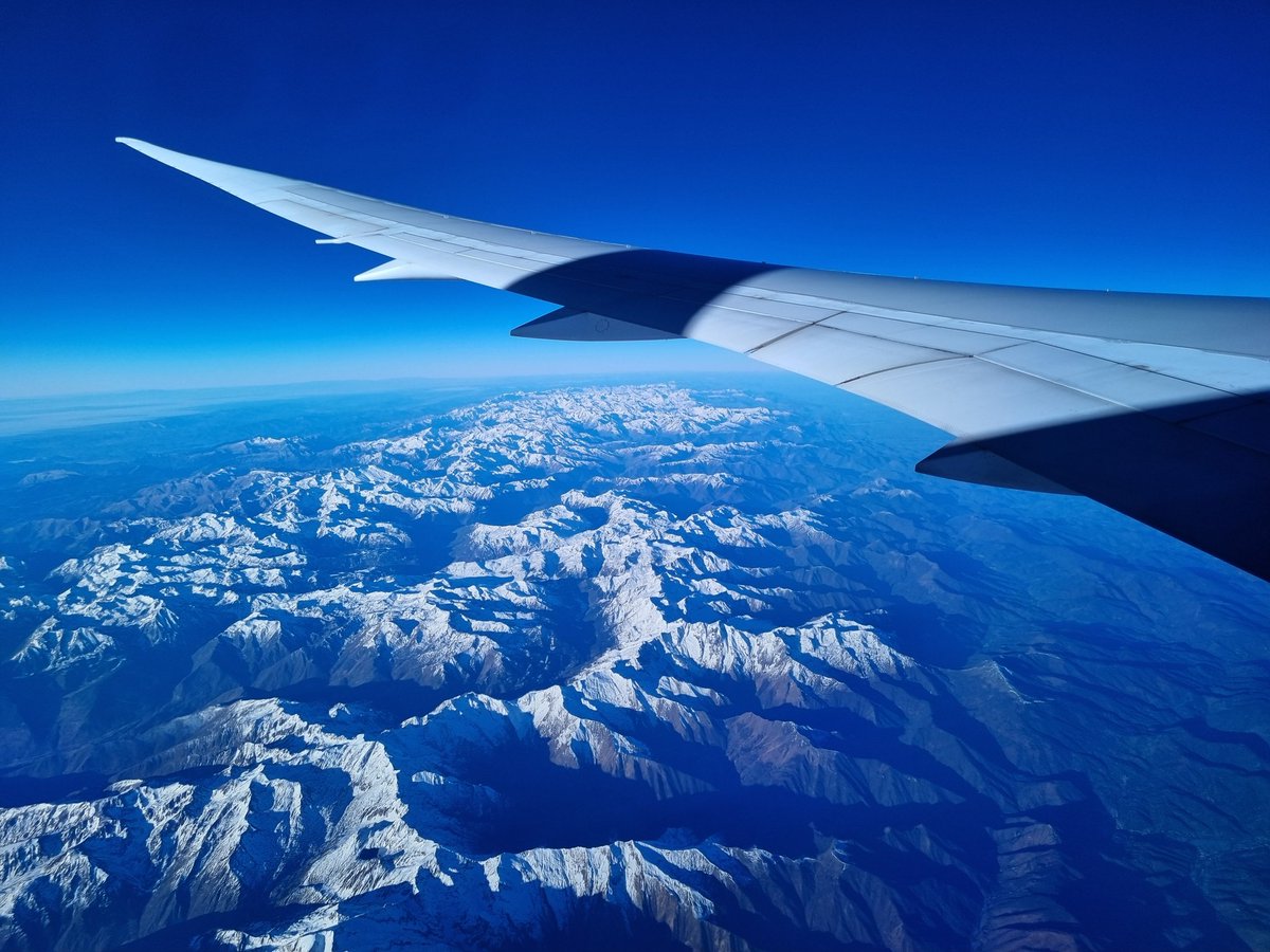 QuillWhispers's tweet photo. @the_R1z Sunrise over France this morning. Snow on the mountains 💜 This blue is something else 😍 https://t.co/TClu25GlFe