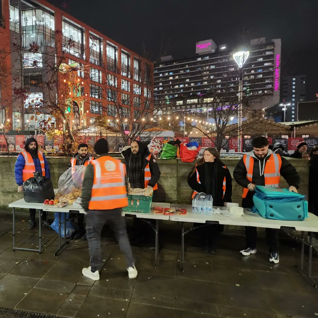 #MustafiaSharifCharity homeless feed program in Manchester Piccadilly Garden.

#ManchesterUnited #Homeless #GiveBack