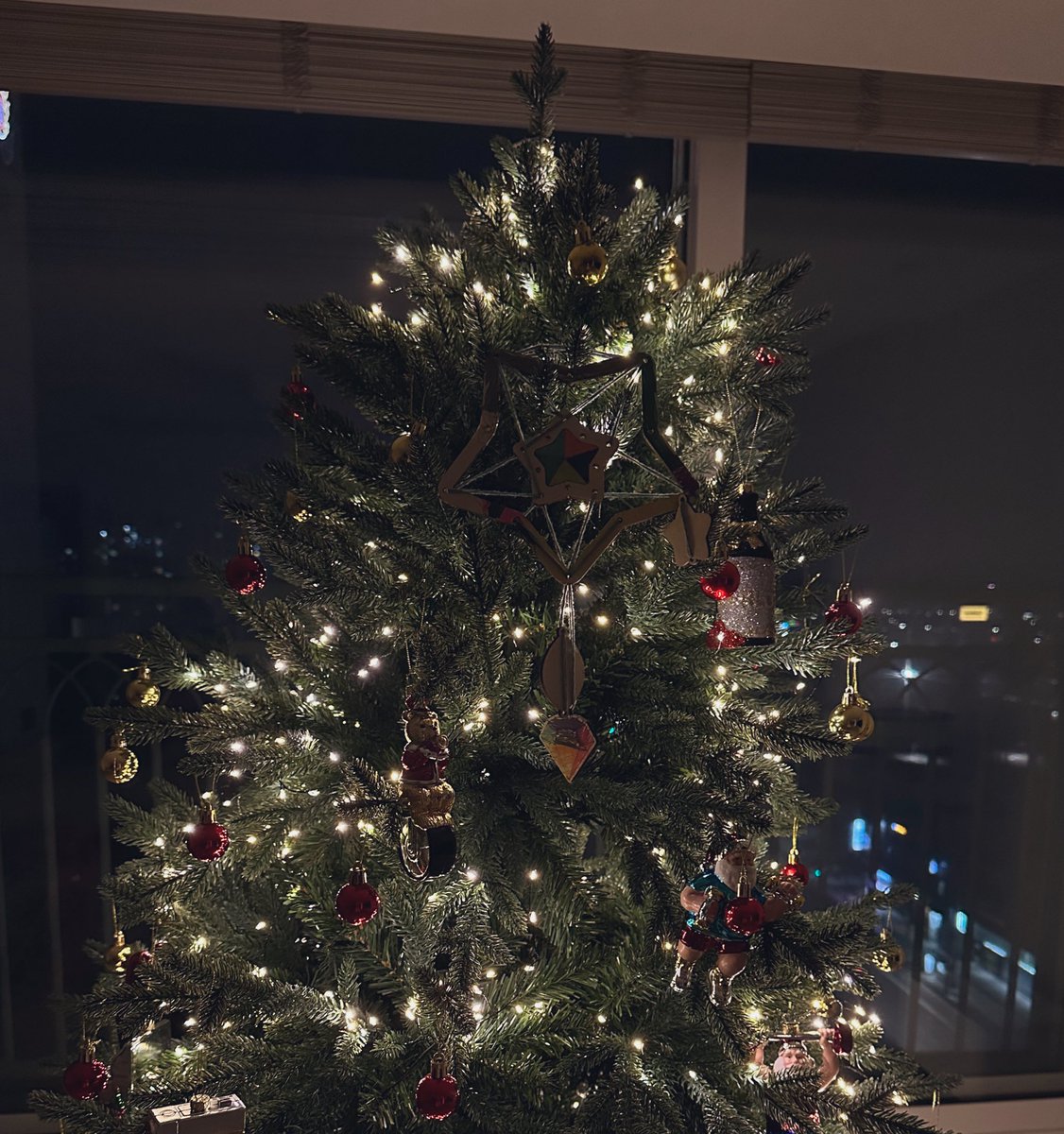 ZZIN_BAM's tweet photo. Z: 🎄굿모닝, 와제루돌프님🦌! 찐밤산타🎅🏼예요. 전 이벤트를 열었습니다. 와제님은 뭘 해주실 거죠?
W: (방금 깸😵‍💫)...네? 제가 왜... 뭘... 해야하죠?
Z: 제가 보고 싶으니 그리세요.👀 낙서면 돼요.

...진짜 낙서만 그려주심. 색칠도 안 해주심.🫤

Z: 🎄Good morning, Rodolph Waje🦌!
It's me, Santa Zzinbam🎅🏼. I opened an event. What are you going to do?
W: (Just waking up😵‍💫) ...What? Why... do I... have to do anything?
Z: Draw something because I want to see.👀 Just doodle, it's ok.

Only draws doodles. Even doesn't color them.🫤

Love you all❤️💚