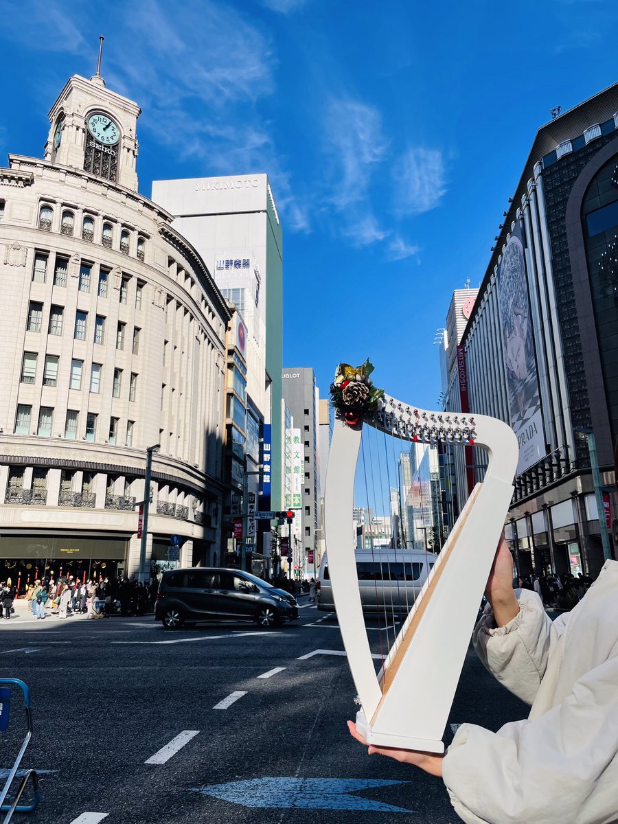 ginzajujiya's tweet photo. ✨✨✨🎄🎁Merry christmas🎁🎄✨✨✨
週末の歩行者天国と銀座のランドマークの前で🕰✨
皆様良い時をお過ごし下さいませ🔔🤶🎅✨
#銀座
#ginza
#tokyo
#japan
#和光
#銀座三越
#ginzasix
#クリスマス
#christmas
#xtmas
#harp
#ハープ
#小型ハープ
#銀座十字屋
#ginza
#tokyo
#japan https://t.co/aElktnScTT