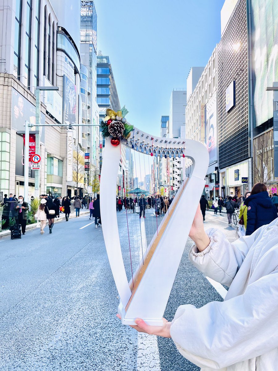 ginzajujiya's tweet photo. ✨✨✨🎄🎁Merry christmas🎁🎄✨✨✨
週末の歩行者天国と銀座のランドマークの前で🕰✨
皆様良い時をお過ごし下さいませ🔔🤶🎅✨
#銀座
#ginza
#tokyo
#japan
#和光
#銀座三越
#ginzasix
#クリスマス
#christmas
#xtmas
#harp
#ハープ
#小型ハープ
#銀座十字屋
#ginza
#tokyo
#japan https://t.co/aElktnScTT