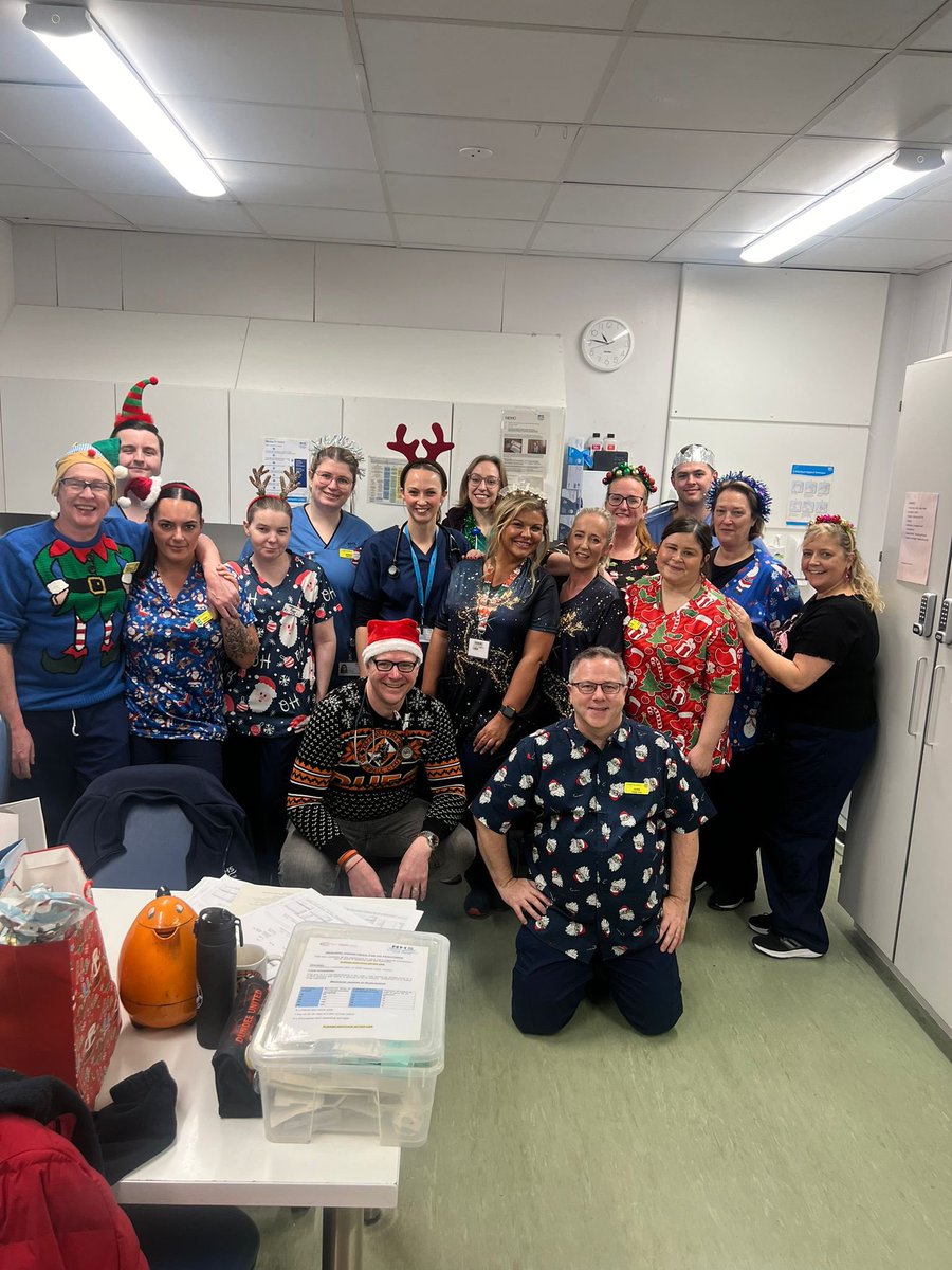 Merry Christmas from the RAH dayshift @clyde_em, @NHSGGC 🎅🎄