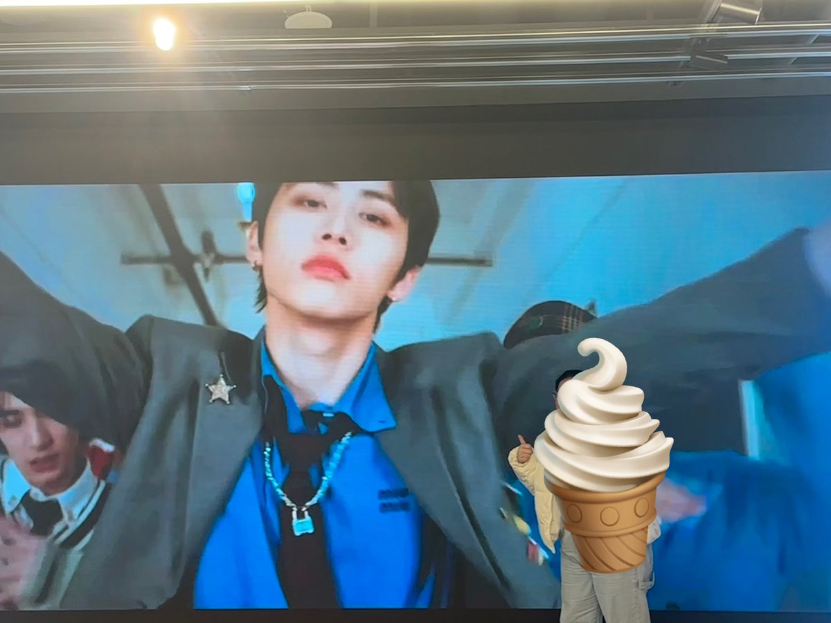 mounttaesan's tweet photo. forda panic sa big screen nung nakita bnd 🤣 https://t.co/hr8xdDdHKW