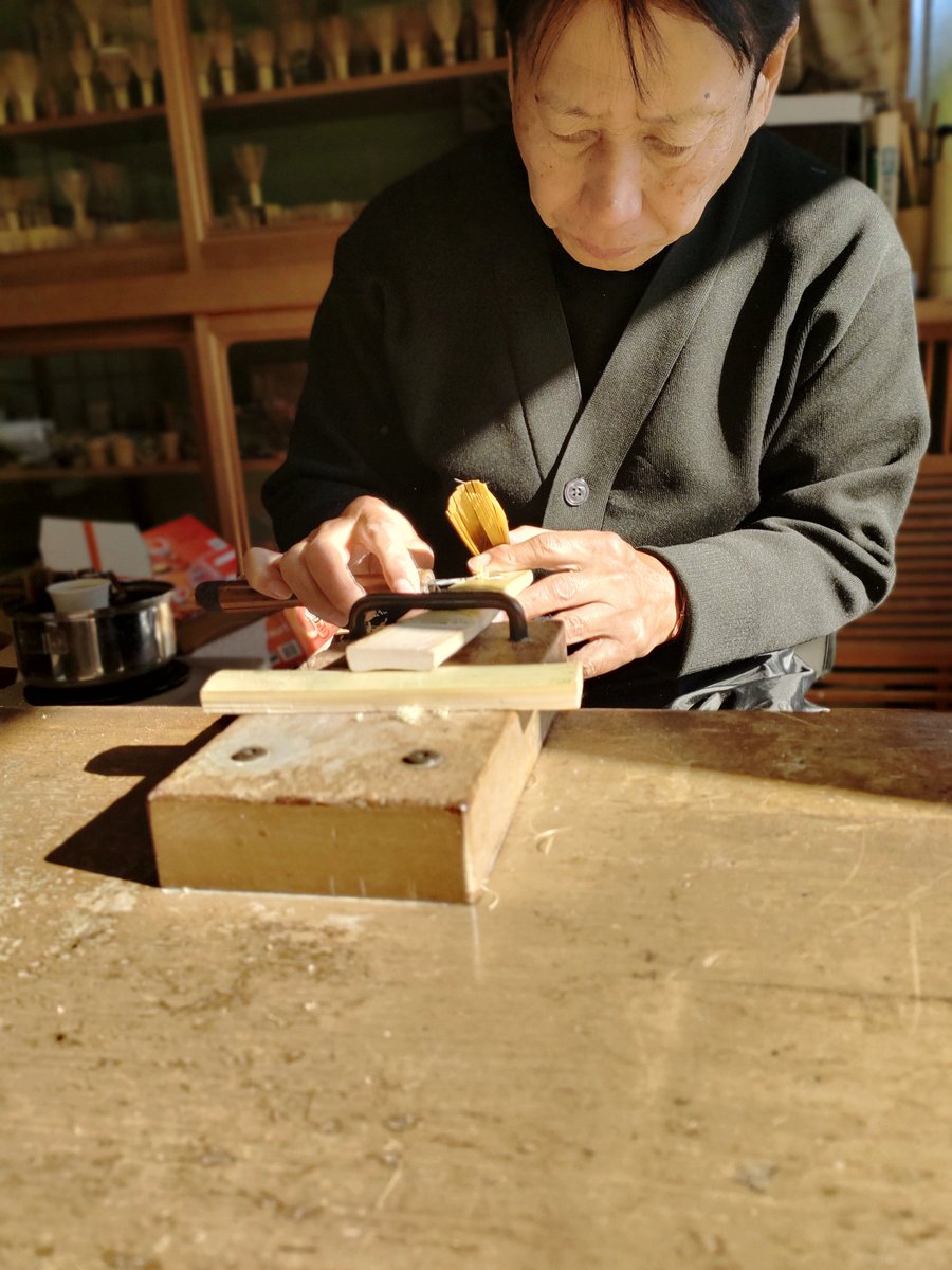 groundwork_care's tweet photo. この一年で一番忙しい時期に

茶筅を創ってくださいました。

この表情、醸し出される雰囲気‥

茶筅と向き合われている年月、
そして内側がにじみ出ておりました。

『触欲®』の中で大切に使わせていただきます。

#茶筅
#お茶
#茶道
#触欲
#ボディワーク
#匠の技 https://t.co/8Rv5j0F1ss