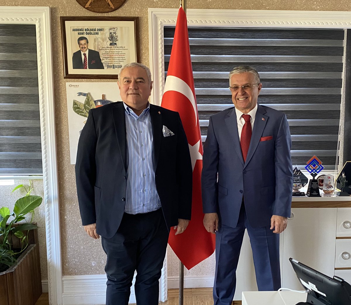 DavutCetin's tweet photo. Kemer Belediye Başkanımız Necati Topaloğlu ile bir araya gelerek görüşlerini aldık. Yakınlığı ve samimi sohbeti için teşekkür ederim. https://t.co/iVTNUJyRIb