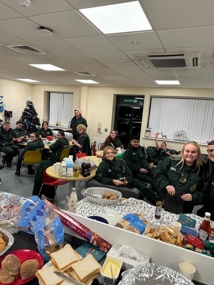 OFFICIALWMAS's tweet photo. Wonderful festive scenes at our Erdington hub for those staff who are working today!

Have a lovely day everyone 💚🚑 https://t.co/I5YYmjgCsT