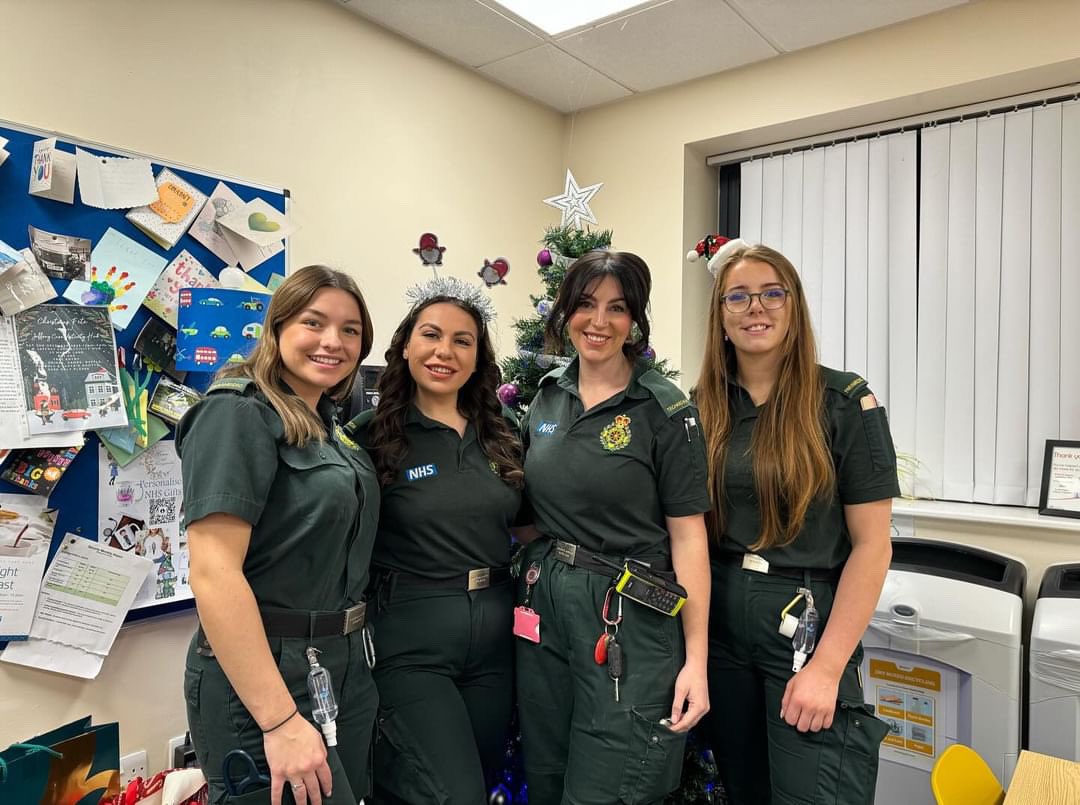 OFFICIALWMAS's tweet photo. Wonderful festive scenes at our Erdington hub for those staff who are working today!

Have a lovely day everyone 💚🚑 https://t.co/I5YYmjgCsT