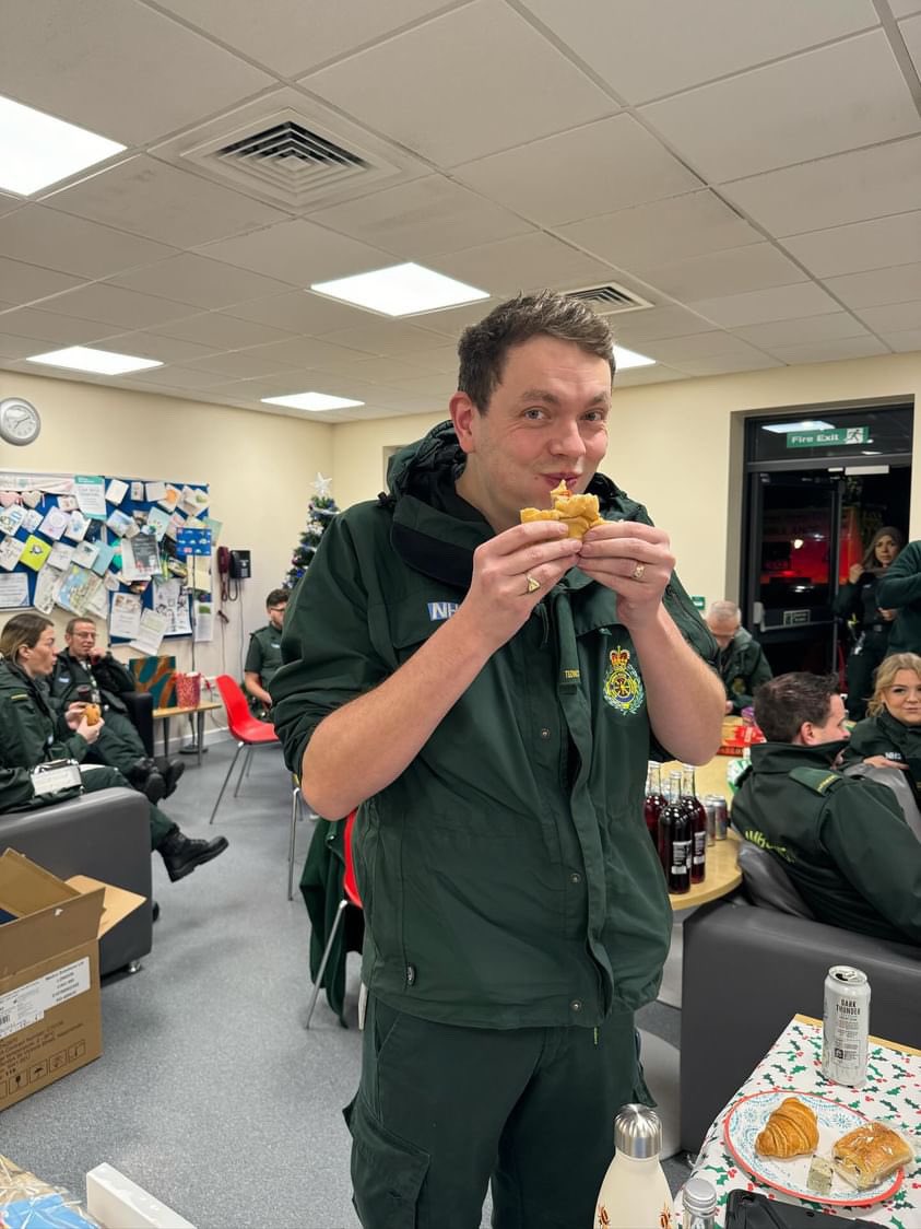 OFFICIALWMAS's tweet photo. Wonderful festive scenes at our Erdington hub for those staff who are working today!

Have a lovely day everyone 💚🚑 https://t.co/I5YYmjgCsT