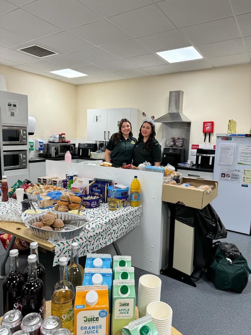 OFFICIALWMAS's tweet photo. Wonderful festive scenes at our Erdington hub for those staff who are working today!

Have a lovely day everyone 💚🚑 https://t.co/I5YYmjgCsT