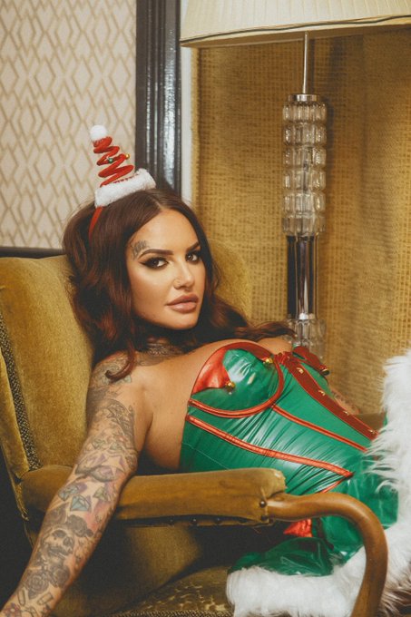 MERRY CHRISTMAS FROM YOUR KINKIEST LITTLE ELF 🎄🎅🏽 https://t.co/PNIsmclVO9 https://t.co/ytzkWWROEN