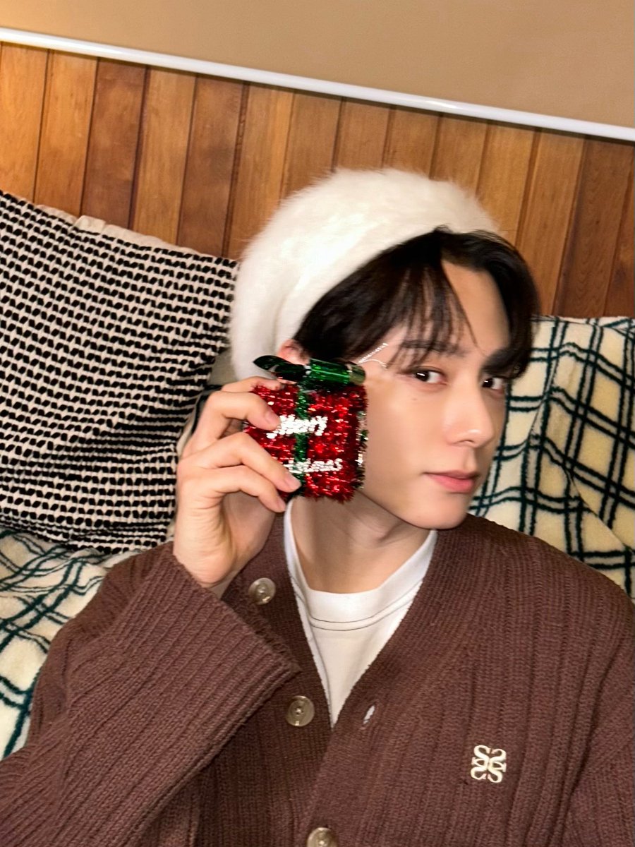 official_ONEUS's tweet photo. [#환웅]
Happy Holiday🎄 https://t.co/tdUO3PowYQ