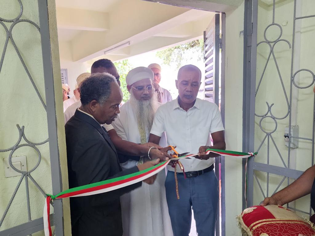 Bohras_EAfrica's tweet photo. The @dawoodi_bohras renovated L'Ecole D'Infirmiere et de Sage-Femme medical school in #Tulear which was previosly in dire condition. They also donated computers to support the journey of those becoming a midwife. The school was inaugurated on Friday by the secretary of the Mayor. https://t.co/iGp1Q9B1AA