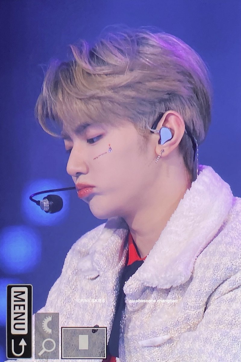 pinkskies_zh's tweet photo. 231225 이건 아니지예 .................. 
#ZHANGHAO #장하오 #章昊
#ZEROBASEONE #ZB1 #제로베이스원 https://t.co/x67a1TJnai
