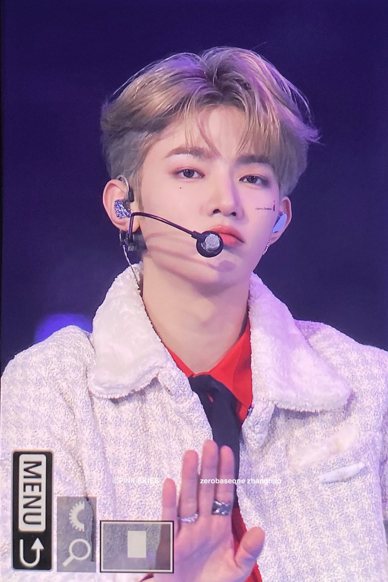 pinkskies_zh's tweet photo. 231225 이건 아니지예 .................. 
#ZHANGHAO #장하오 #章昊
#ZEROBASEONE #ZB1 #제로베이스원 https://t.co/x67a1TJnai