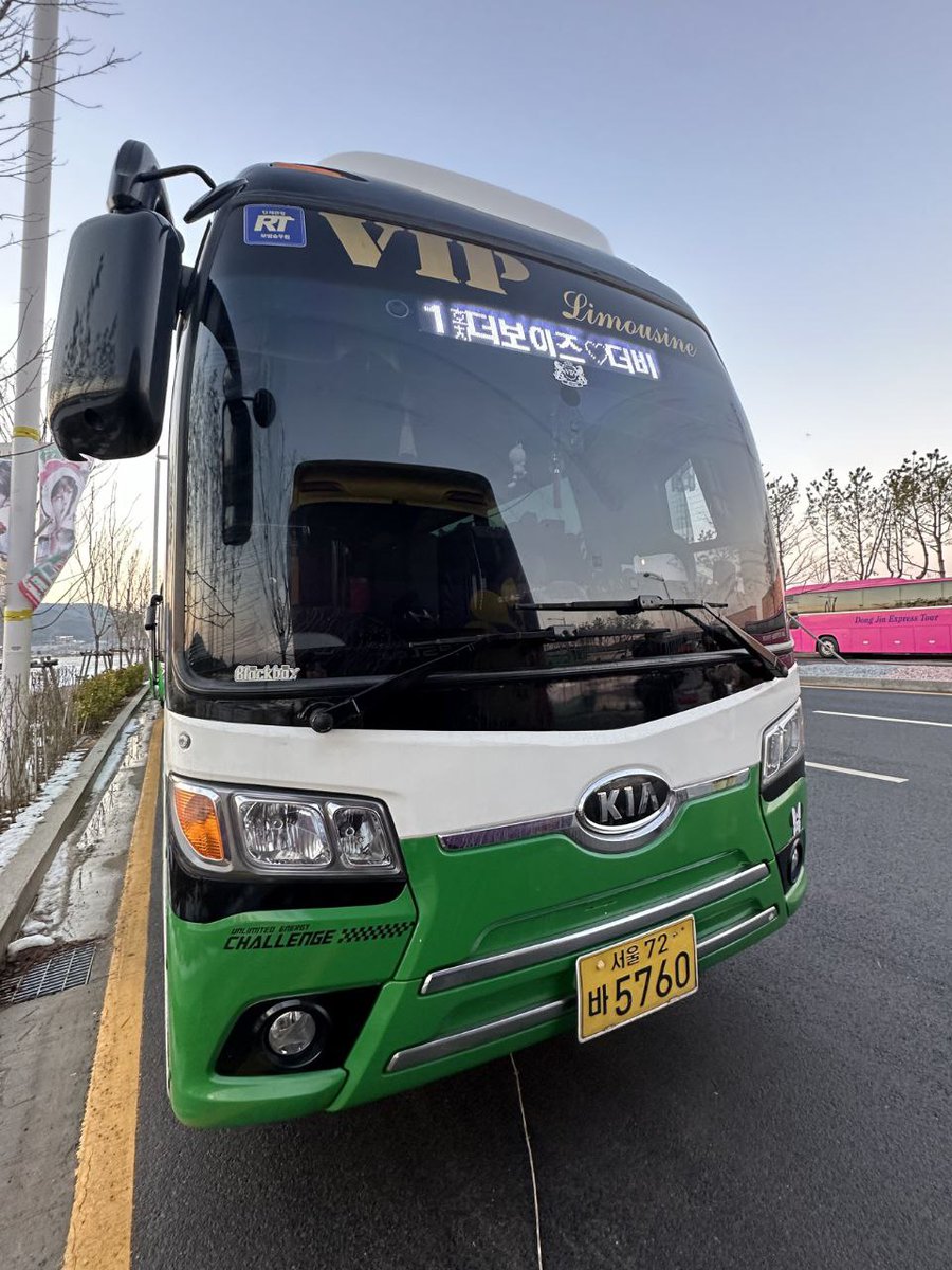 star ini gemes bgt 😭 akses bus untuk umum di tutup terus the boyz nyiapin bus khusus buat deobi pulang dari acara sbs hari ini 🤏😘