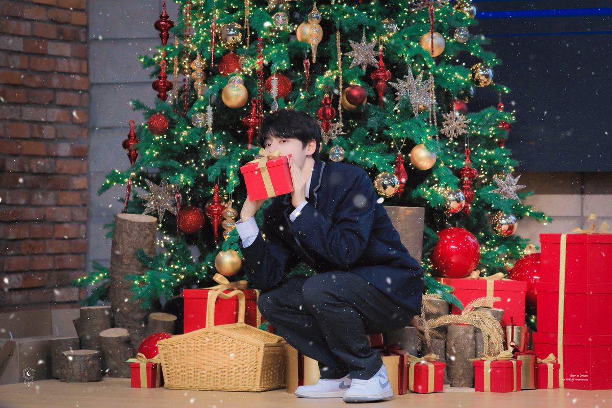 Stay_in_Dream's tweet photo. 231202 231222✨

메리 크리스마스 𐂂

#원어스 #환웅 #ONEUS #HWANWOONG https://t.co/AkBRQRykmt