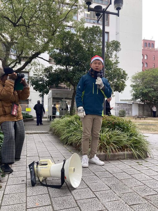 デモ行進前の出発集会であいさつする大平。