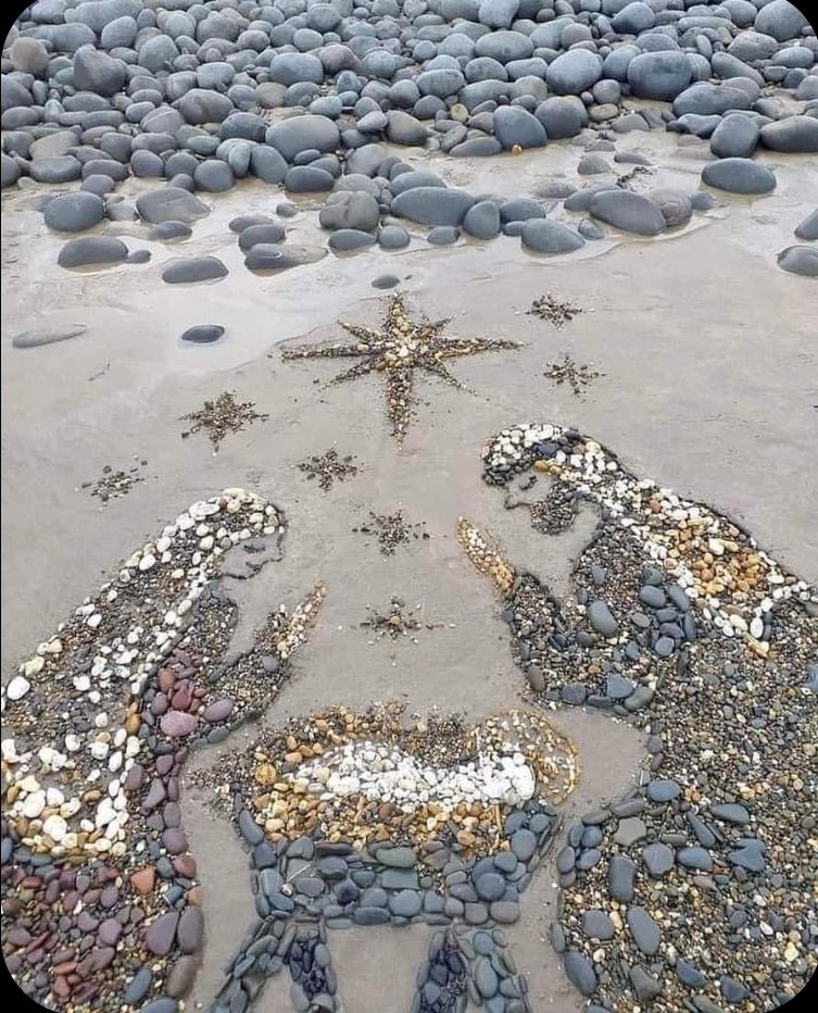 Un ami m'a envoyé une magnifique photo de Noël prise sur une plage de Bretagne. Mes pensées vont vers tous nos chers disparus et leurs familles, #Thomas, #Lola, #DominiqueBernard et tant d'autres. Gardons foi et espoir en nos idées afin qu'elles triomphent sur l'obscurité.