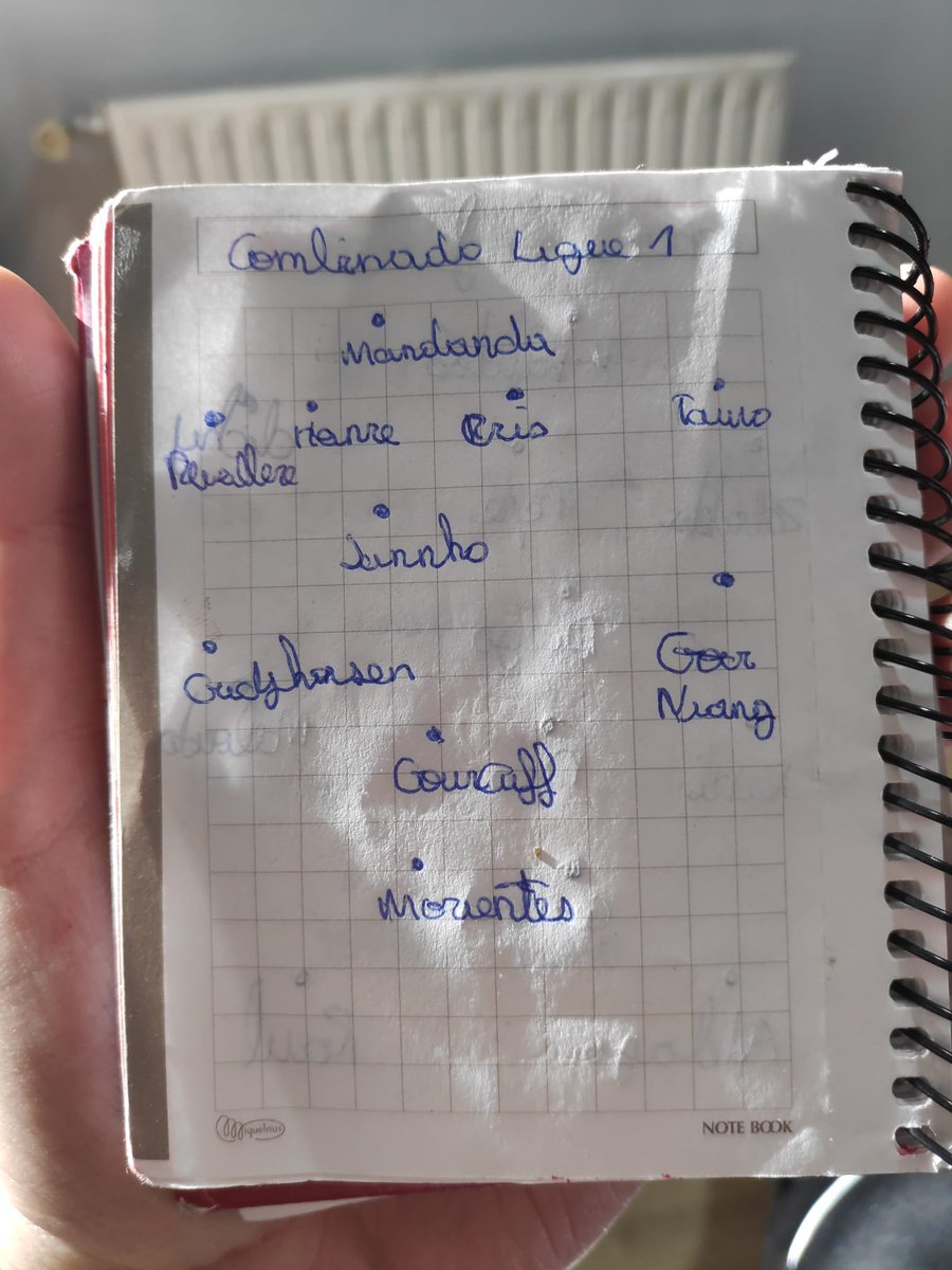 AndiOnrubia's tweet photo. Buscando en mi habitación me he encontrado con un cuaderno en el que hacía onces de distintas ligas internacionales durante mi infancia en clase. Aquí dos ejemplos de la Ligue 1 y también se la Premier o la Bundesliga.

¿Vosotros hacíais algo parecido? (Perdonad por la letra). https://t.co/PVxoiuy5iT
