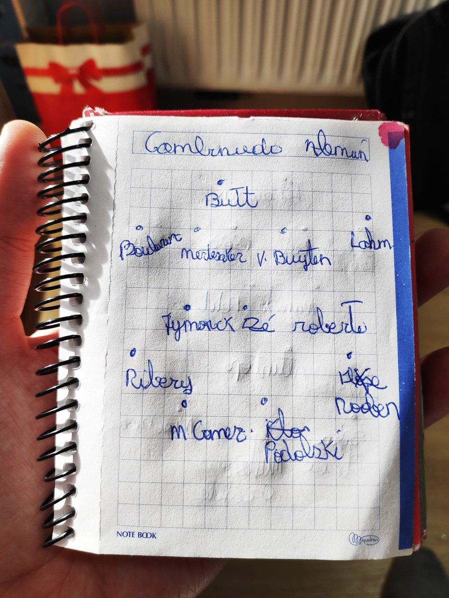 AndiOnrubia's tweet photo. Buscando en mi habitación me he encontrado con un cuaderno en el que hacía onces de distintas ligas internacionales durante mi infancia en clase. Aquí dos ejemplos de la Ligue 1 y también se la Premier o la Bundesliga.

¿Vosotros hacíais algo parecido? (Perdonad por la letra). https://t.co/PVxoiuy5iT