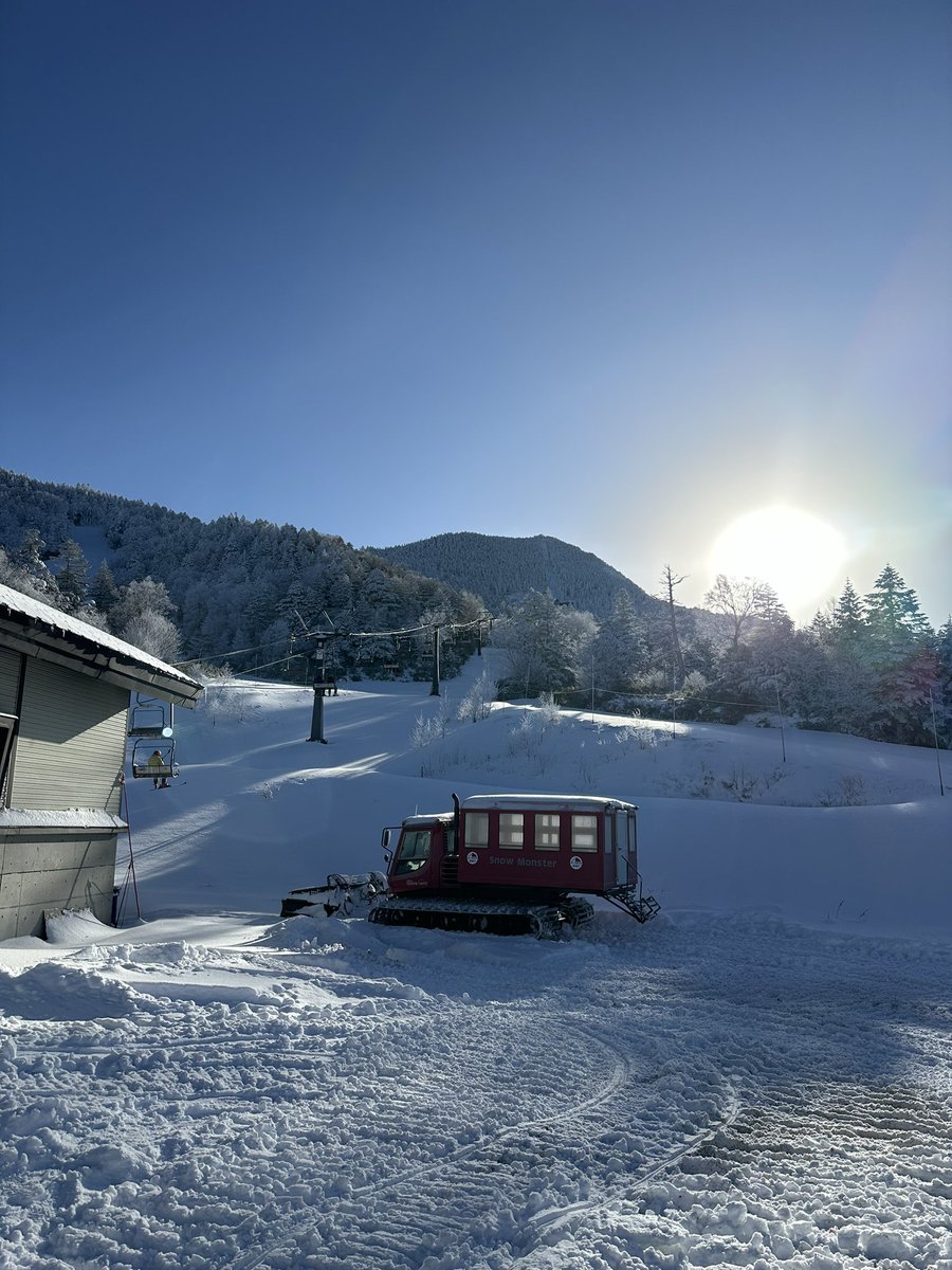 明日から第三リフト、渋峠リフトの運行も決定致しました！
これで2307メートルからのロングランを楽しむ事ができます！