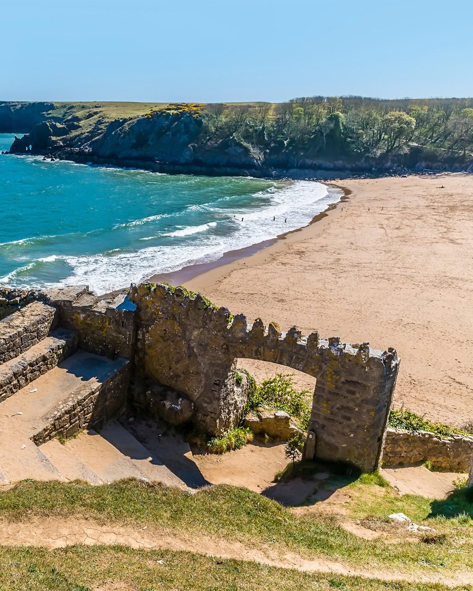 🎄 Happy Christmas Day 🎄⁠
⁠
DAY 3️⃣ of our top ten posts and of course we've chosen a cracker!
⁠
🏖️ Barafundle Bay is be-a-u-tiful 🌊⁠
⁠
Find out more about this award-winning beach hidden along the Wales Coast Path l8r.it/0UId
⁠
#visitwales #coastalcottages
