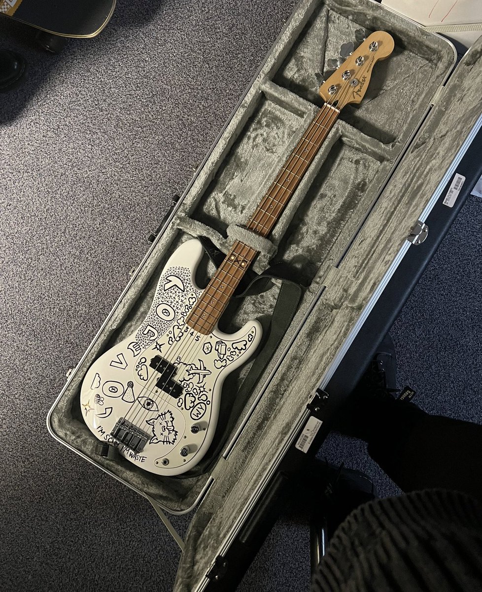 lovejoyshq's tweet image. THATS RIGHT! 🎸

The lovely @AshKabosu has given us this white HAND DOODLED and SIGNED bass guitar to give away to one of you!

And all you have to do is follow us, reply below with your favourite memory of this year (Lovejoy related or not!) with the tag #LVJYAdventEvent ! 🎄🍾