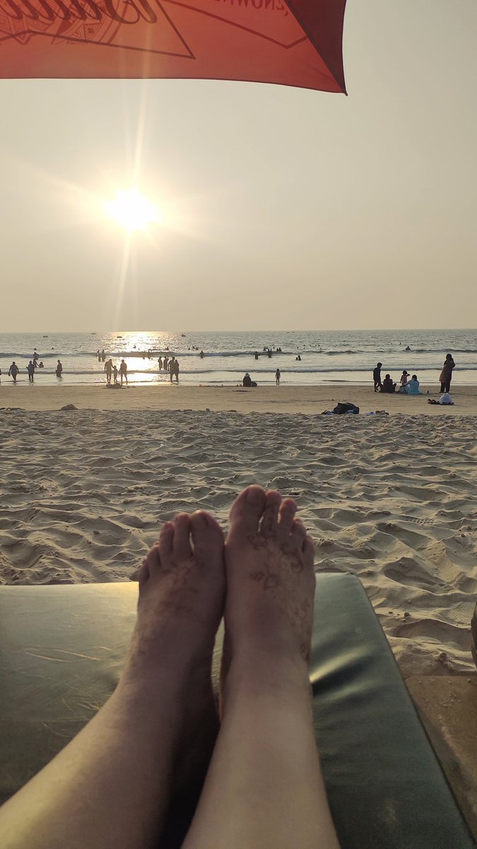 BeautynColorful's tweet photo. Sun, sand and sea...
With a touch of mehendi 🤪

#MerryChristmas #allyouneedislove #MerryXmas #ItsAWonderfulLife #YouTube #beachvibes #goa #beauty #Chaelisa #LISA #quotes #RewindMMFF #x #YemiCregx #1MILLION #10kfollowers #sunsetphotography https://t.co/gTar8c315v