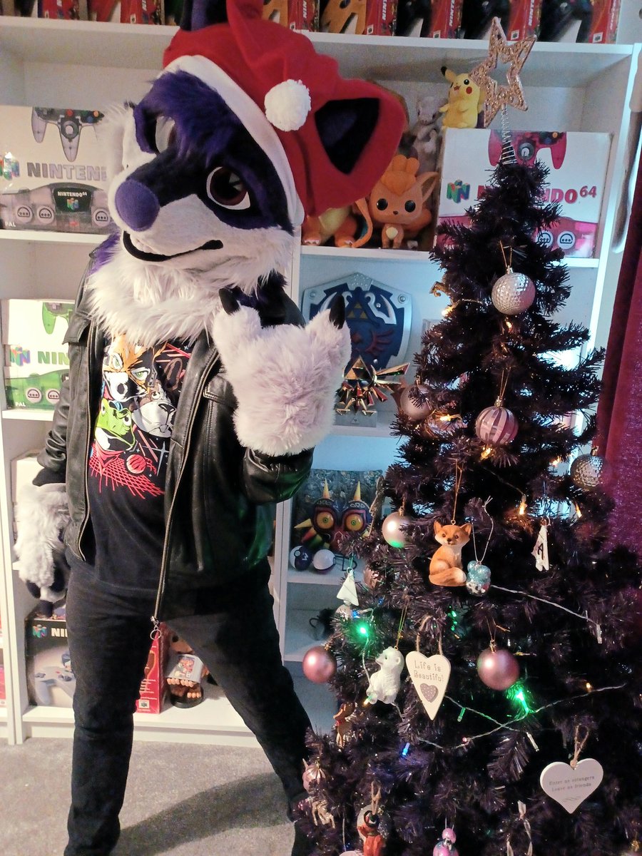 Ikas_Wolf's tweet photo. Merry Christmas you fluffy festive beans! :3

Love Skai, Ikas &amp; Starlight 💜 https://t.co/nk8ONgIDX7
