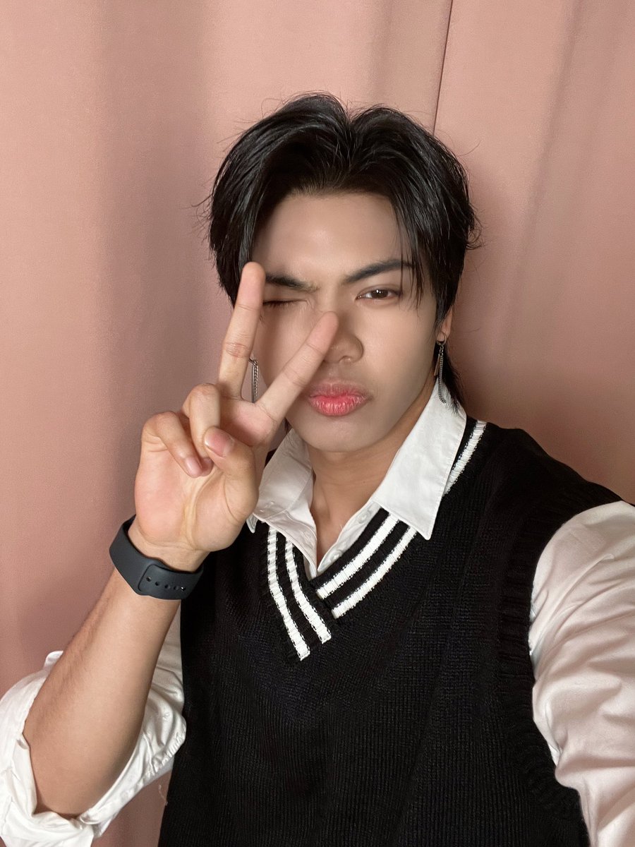 official_newID's tweet photo. [#WILSON]
Merry christmas everyone 🤗 May you all spend your christmas with your loved ones and be happy 🎄☃️

#New_ID #뉴이드 #WILSON #윌슨 https://t.co/mKkeKyINXy