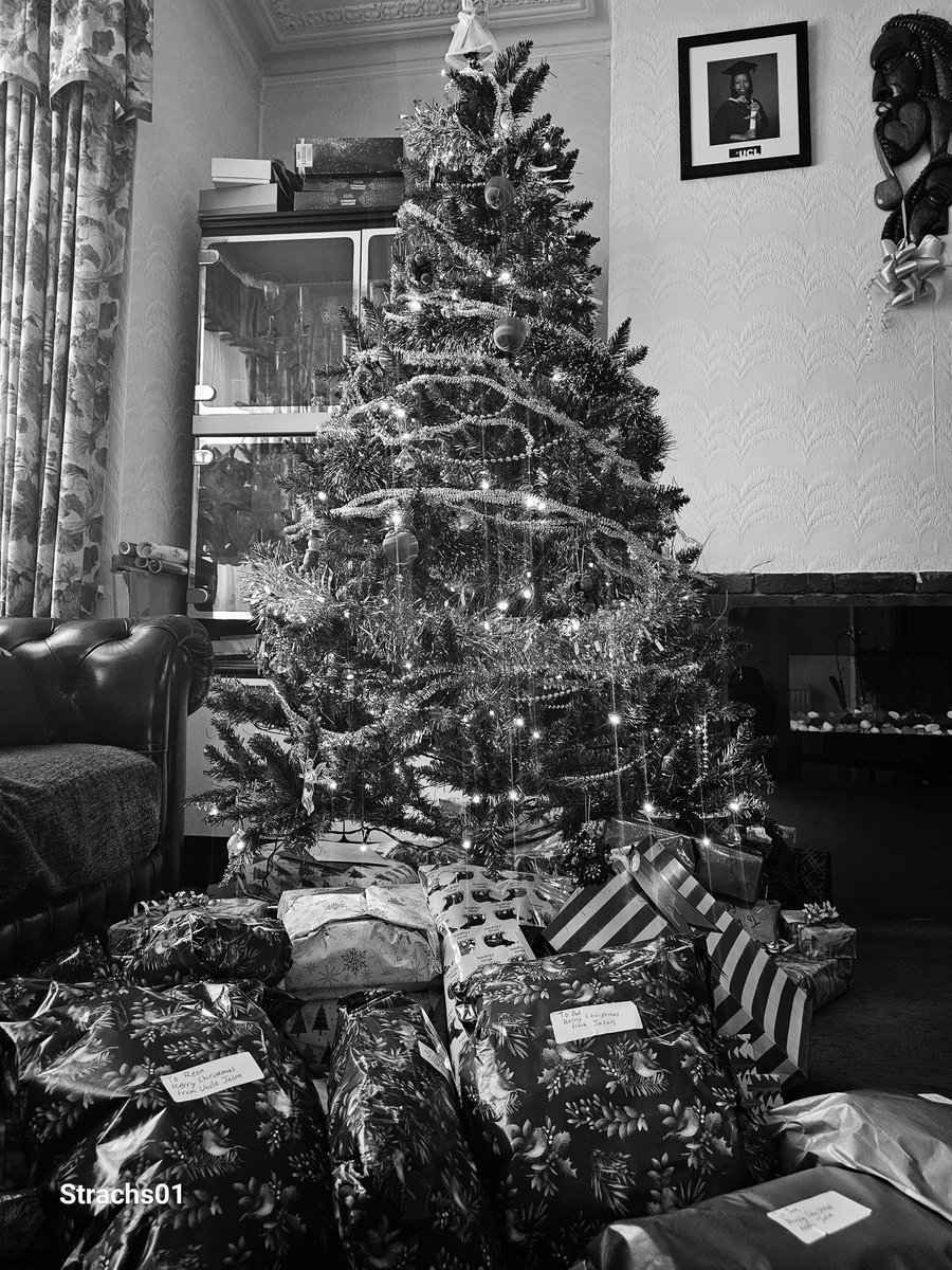 strachs01's tweet photo. To all my friends and family far and wide.Hoping you all have a wonderful Christmas and New Year!! Xxxx https://t.co/vt7tbdMtZ8
