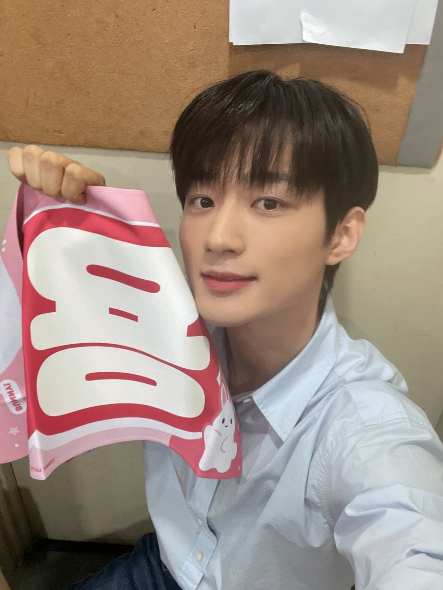 by_verivery's tweet photo. [#용승]       

크리스마스에도 5층 옥탑 이야기는 계속된다 :)
베러들 응원해줘서 항상 고마워🎄🎄🎄

#YONGSEUNG #베리베리 #VERIVERY https://t.co/L4KdiVQ2np