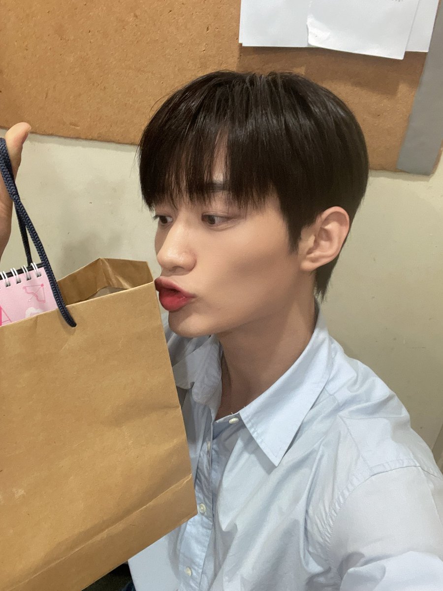 by_verivery's tweet photo. [#용승]       

크리스마스에도 5층 옥탑 이야기는 계속된다 :)
베러들 응원해줘서 항상 고마워🎄🎄🎄

#YONGSEUNG #베리베리 #VERIVERY https://t.co/L4KdiVQ2np