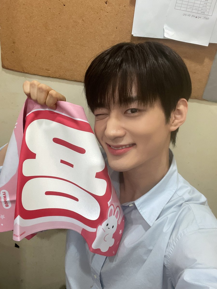by_verivery's tweet photo. [#용승]       

크리스마스에도 5층 옥탑 이야기는 계속된다 :)
베러들 응원해줘서 항상 고마워🎄🎄🎄

#YONGSEUNG #베리베리 #VERIVERY https://t.co/L4KdiVQ2np