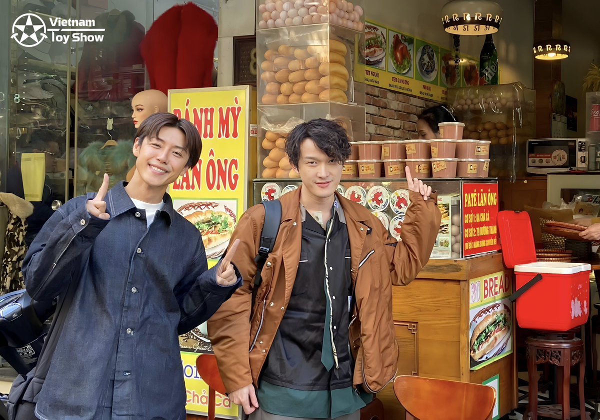 Vietnamtoyshow's tweet photo. さいねい龍二さんと伊藤陽佑さんがベトナムでバンミを食べている。2人ともベトナムのバンミを好きになる。
@LITOjp @ryujisainei 
#dekaranger
#yosukeito
#デカレンジャー
#伊藤陽佑
#dekared
#dekagreen
#vnts
#さいねい龍二 https://t.co/yHEl8REeu3