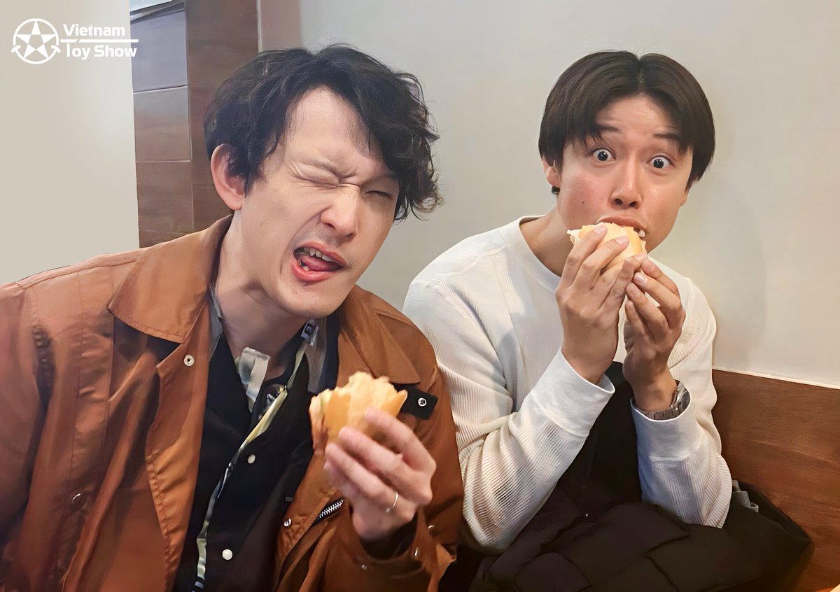 Vietnamtoyshow's tweet photo. さいねい龍二さんと伊藤陽佑さんがベトナムでバンミを食べている。2人ともベトナムのバンミを好きになる。
@LITOjp @ryujisainei 
#dekaranger
#yosukeito
#デカレンジャー
#伊藤陽佑
#dekared
#dekagreen
#vnts
#さいねい龍二 https://t.co/yHEl8REeu3