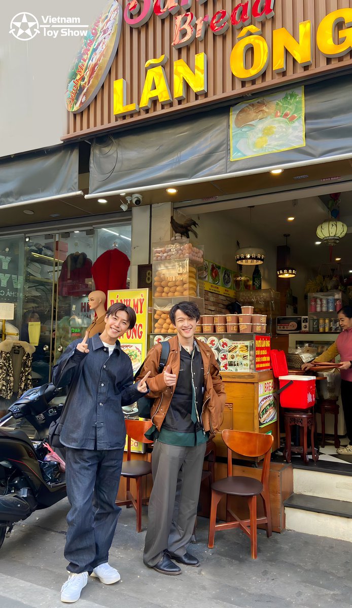 Vietnamtoyshow's tweet photo. さいねい龍二さんと伊藤陽佑さんがベトナムでバンミを食べている。2人ともベトナムのバンミを好きになる。
@LITOjp @ryujisainei 
#dekaranger
#yosukeito
#デカレンジャー
#伊藤陽佑
#dekared
#dekagreen
#vnts
#さいねい龍二 https://t.co/yHEl8REeu3