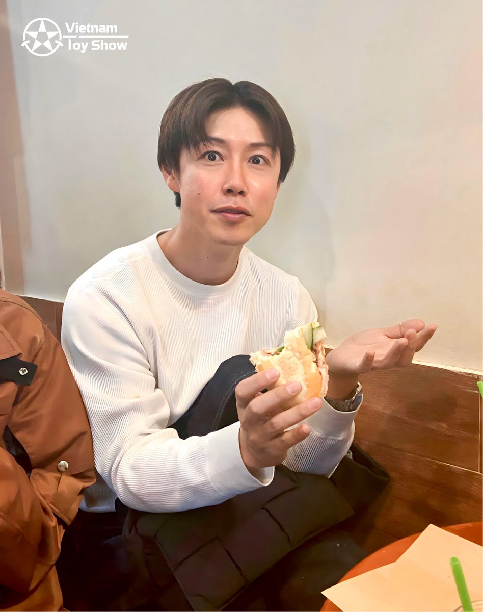 Vietnamtoyshow's tweet photo. さいねい龍二さんと伊藤陽佑さんがベトナムでバンミを食べている。2人ともベトナムのバンミを好きになる。
@LITOjp @ryujisainei 
#dekaranger
#yosukeito
#デカレンジャー
#伊藤陽佑
#dekared
#dekagreen
#vnts
#さいねい龍二 https://t.co/yHEl8REeu3
